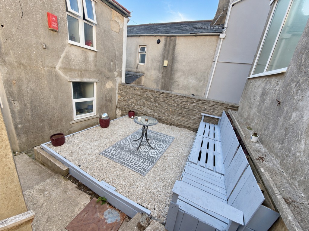 Lot: 104 - TWO FREEHOLD HMO PROPERTIES CLOSE TO DEVONPORT DOCKYARD - Court Yard
